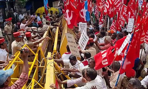 கவர்னர் மாளிகை நோக்கி ஊர்வலமாக சென்ற தொழிற்சங்கத்தினரை பேரிகார்டு அமைத்து போலீசார் தடுத்து நிறுத்திய காட்சி.