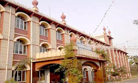 ஆசிரியர் வேலூர் கோர்ட்டில் சரண்