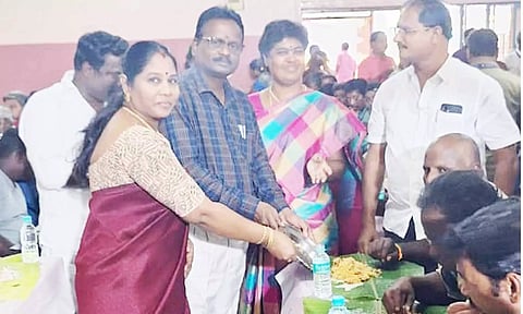 நகரமன்ற தலைவர் நிர்மலா வேல்மாறன் தூய்மை பணியாளர்களுக்கு உணவு பரிமாறிய காட்சி.