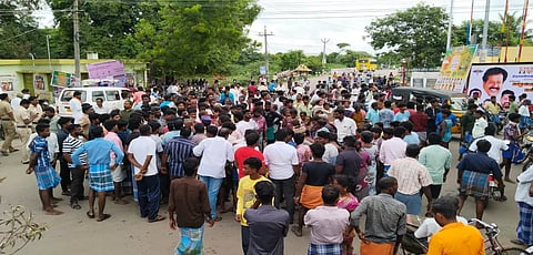 வாய்க்காலில் மிதந்த மூதாட்டியின் உடலை சாலையில் வைத்து மறியலில் ஈடுபட்ட பொதுமக்களை படத்தில் காணலாம்.