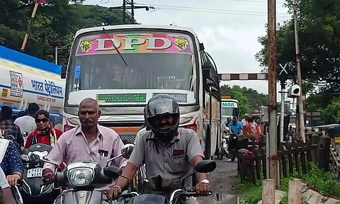 புதுவை-கடலூர் ரெயில்வே கேட்டில் இன்று காலை காத்திருந்த வாகன ஓட்டிகள் முண்டியடித்து சென்ற காட்சி.