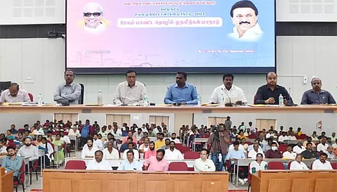 சேலத்தில் குறு, சிறு மற்றும் நடுத்தர தொழில் முனைவோர்களுடனான விழிப்புணர்வுக் கூட்டம் கலெக்டர் கார்மேகம் தலைமையில் நடைபெற்ற காட்சி.