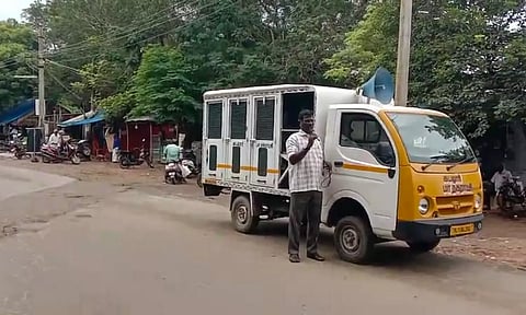 கடலூர் பழைய கலெக்டர் அலுவலகம் எதிரே உள்ள ஆக்கிரமிப்பு கடைகளை அகற்றக் கோரி மாநகராட்சி சார்பில் ஒலிபெருக்கி மூலம் அறிவுறுத்தப்பட்ட போது எடுத்த படம்.
