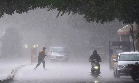 சென்னை மற்றும் புறநகர் பகுதிகளில் அடுத்த 3 மணி நேரத்திற்கு இடியுடன் மழைக்கு வாய்ப்பு