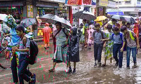 கனமழை எதிரொலி- 3 மாவட்டங்களில் பள்ளிளுக்கு விடுமுறை அறிவிப்பு