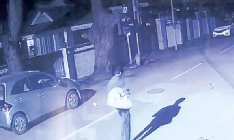  நகைக்கடையில் கொள்ளையடித்து விட்டு ரோட்டில் சர்வசாதாரணமாக நடந்து சென்ற கொள்ளையன்.