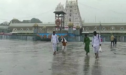 திருப்பதியில் தொடர் மழை: பக்தர்கள் அவதி