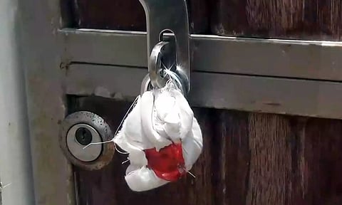 புகையிலை பொருட்கள் விற்ற 2 கடைகளுக்கு சீல்