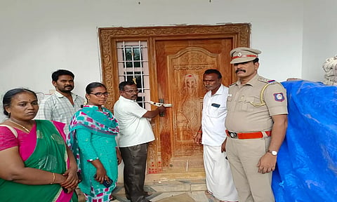தனியார் ஸ்கேன் மையத்திற்கு சீல் வைத்த அதிகாரிகளை படத்தில் காணலாம்.