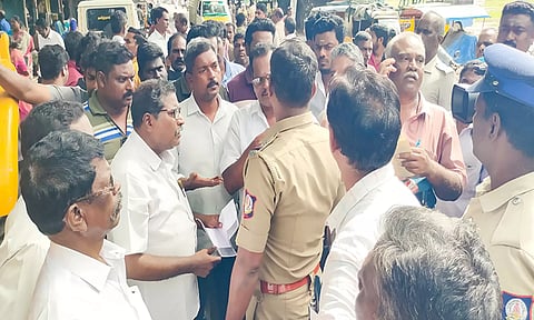 கடலூர் பழைய கலெக்டர் அலுவலகம் சாலையில் இருந்த கடைகளை அகற்ற எதிர்ப்பு தெரிவித்து மாநகராட்சி அதிகாரிகளுடன் வியாபாரிகள் வாக்குவாதத்தில் ஈடுபட்ட போது எடுத்த படம்.