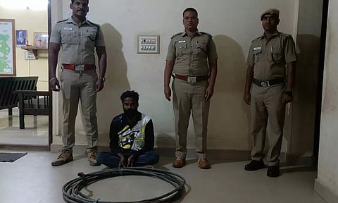 கைதான கார்த்திக்கை படத்தில் காணலாம்.