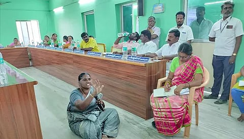 பெண் கவுன்சிலர் தர்ணாவில் ஈடுபட்ட காட்சி.