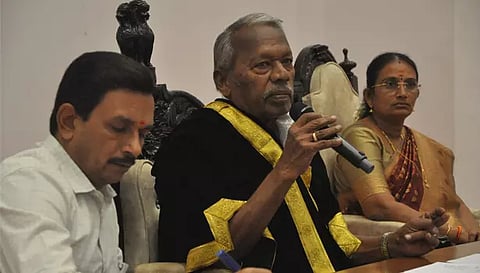 கூட்டத்தில் மேயர் ராமச்சந்திரன் பேசிய காட்சி. அருகில் துணை மேயர் சாரதா தேவி, கமிஷனர் (பொறுப்பு) அசோக்குமார் உள்ளனர். 