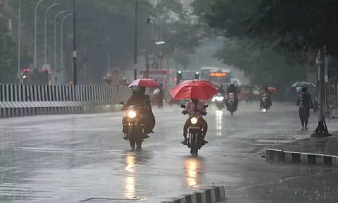 சென்னையில் பல்வேறு இடங்களில் வெளுத்து வாங்கும் கனமழை