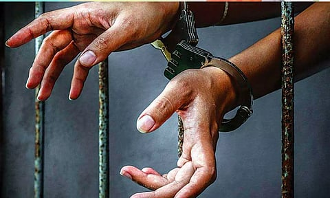 சமூக வலைதளத்தில் தி.மு.க. பெண் நிர்வாகி குறித்து ஆபாச பதிவு பா.ம.க. பிரமுகர் கைது