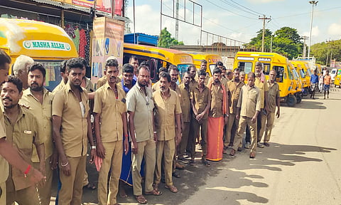 கடலூர் பஸ் நிலைய பகுதியில் ஷேர் ஆட்டோக்கள் நிறுத்தி வைக்கப்பட்டுள்ள காட்சி.