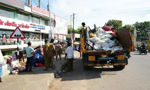 பாலத்தின் மீதுள்ள நடைபாதை கடைகளை விருத்தாசலம் நகராட்சி ஊழியர்கள் அகற்றுவதை படத்தில் காணலாம்.