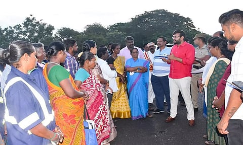 கடலூரில் கலெக்டர் அருண் தம்புராஜ் துப்புரவு பணியாளர்களை ஆய்வு செய்து பேசினார் .
