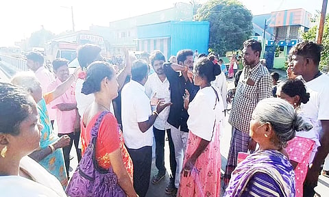 ஆற்காடு அருகே மறியலில் ஈடுபட்ட பொதுமக்களை படத்தில் காணலாம்.