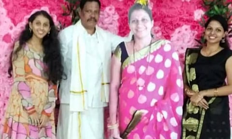 இறந்த மனைவியின் மெழுகு சிலையுடன் 25-ம் ஆண்டு திருமண விழாவை கொண்டாடிய கணவர்