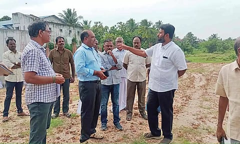 அதிகாரிகளுடன் சென்று பஸ் நிலைய கட்டுமான பணியை செந்தில்குமார் எம்.எல்.ஏ. பார்வையிட்ட காட்சி.