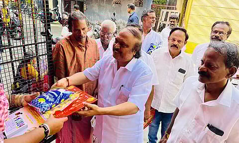 தொகுதி மக்களுக்கு அனிபால் கென்னடி எம்.எல்.ஏ. சர்க்கரை மற்றும் காலண்டர் வழங்கிய காட்சி.