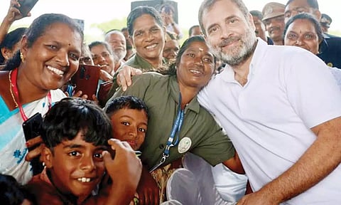 மாநாட்டில் கலந்துகொண்ட பெண்களுடன் ராகுல்காந்தி.