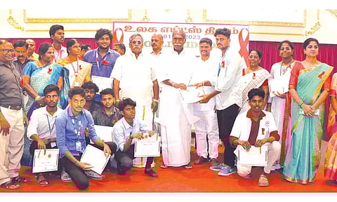 எய்ட்ஸ் விழிப்புணர்வு போட்டிகளில் வெற்றி பெற்ற மாணவ-மாணவிகளுக்கு முதல்-அமைச்சர் ரங்கசாமி சான்றிதழ் வழங்கிய போது எடுத்த படம். அருகில் சபாநாயகர் ஏம்பலம் செல்வம் உள்ளார்.