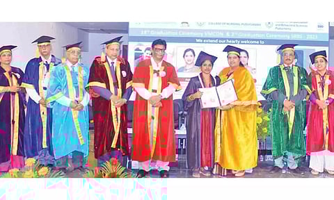  விநாயகா மிஷன் பல்கலைக்கழக நிர்வாக குழு உறுப்பினர் சுரேஷ் சாமுவேல் தலைமையில் பட்டமளிப்பு விழா நடைபெற்ற போது எடுத்த படம். 