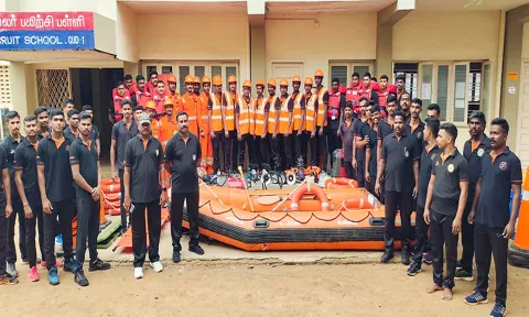 புயல் எச்சரிக்கையையொட்டி பேரிடர் மீட்பு படையினர் கடலூரில் மீட்பு உபகரணங்களுடன் தயார் நிலையில் இருப்பதை படத்தில் காணலாம்.