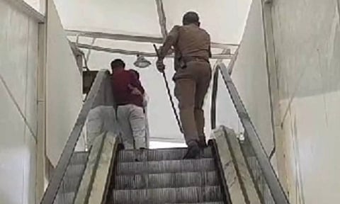 அத்துமீறிய காதல்ஜோடியையும், போலீசார் எச்சரித்து அனுப்பியதையும் படத்தில் காணலாம்.