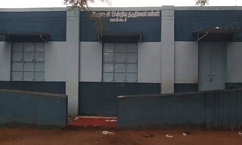 பூட்டி வைக்கப்பட்டுள்ள வாக்கூர் அரசு நடுநிலைப் பள்ளி.