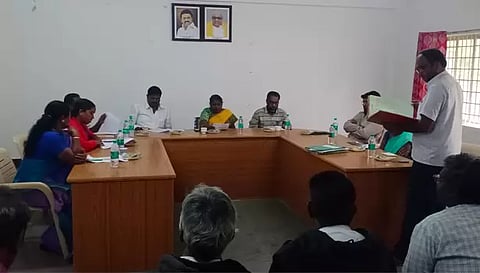  ஊராட்சி ஒன்றிய குழு கூட்டத்தில் பங்கேற்றவர்களை படத்தில் காணலாம்.