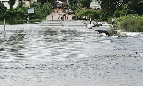 தரைபாலம் நீரில் மூழ்கியதால் போக்குவரத்து தடைப்பட்டது