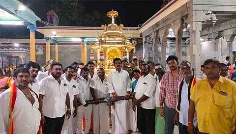 விஜயகாந்த் பூரண நலம் பெற வேண்டி மாநகர் மாவட்ட செயலாளர் ராதாகிருஷ்ணன் தலைமையில் சுகவனேவரர் கோவிலில் தே.மு.தி.க.வினர் தங்க தேர் இழுத்து வழிப்பட்ட காட்சி.