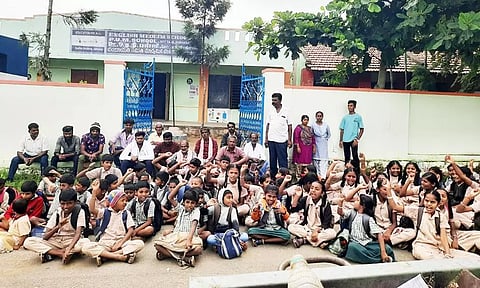 அரசு பள்ளி மாணவர்கள் சாலைமறியல்