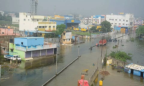 வடபெரும்பாக்கம்-விளாங்காடுப்பாக்கத்தில் வெள்ளத்தில் மிதக்கும் வீடுகள்: 4-வது நாளாக மக்கள் கடும் அவதி