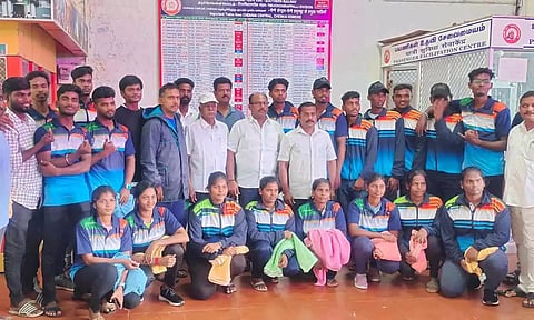 தி.மு.க. பொதுக்குழு உறுப்பினர் கோபால் புதுவை அணி வீரர்களை மகாராஷ்டிரா பயணம் வழியனுப்பி வைத்த காட்சி.