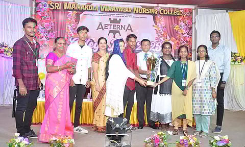 கல்லூரி ஆண்டு விழாவில் போட்டிகளில் கலந்து கொண்டு வெற்றி பெற்ற மாணவ-மாணவிகளுக்கு பரிசு கோப்பை வழங்கப்பட்ட காட்சி.