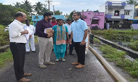 வள்ளிக்கந்தன் நகரில் மழை நீர் தேங்கி உள்ளதை பம்புசெட் மூலம் வெளியேற்றுவதை மாவட்ட கண்காணிப்பு அலுவலர் அன்சூல் மிஸ்ரா பார்வையிட்டு ஆய்வு செய்தார். அருகில் கலெக்டர் அருண் தம்புராஜ் உள்ளார்.