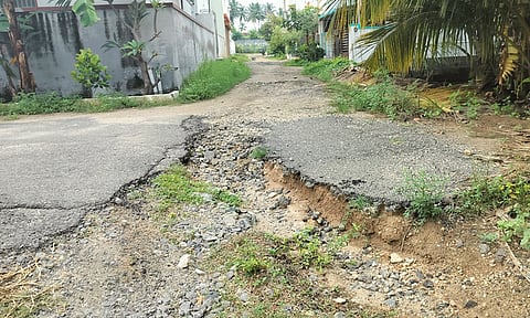 குண்டும், குழியுமான சாலையால் பொதுமக்கள் கடும் அவதி