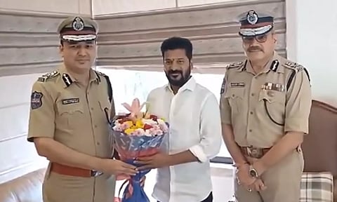 தெலுங்கானா காங்கிரஸ் தலைவருக்கு வாழ்த்து தெரிவித்த டிஜிபி சஸ்பெண்ட்