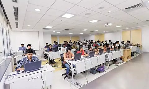 ஊழியர்களை வீட்டில் இருந்து பணியாற்ற அனுமதிக்க வேண்டும்- தனியார் நிறுவனங்களுக்கு தமிழக அரசு அறிவுரை