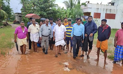 தி.மு.க. எதிர்க்கட்சி தலைவர் சிவா எம்.எல்.ஏ. நேரில் சென்று பார்வையிட்ட காட்சி.