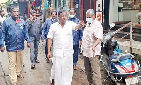 வாய்க்கால் அடைப்பு ஏற்பட்டு சாலைகளில் மழைநீர் வழிந்தோடியதை நேரு எம்.எல்.ஏ. பார்வையிட்ட காட்சி. 