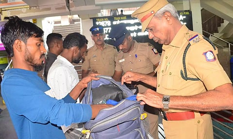 கோவை ரெயில் நிலையத்தில் பயணிகளின் உடைமைகளை போலீசார் சோதனை செய்த காட்சி.