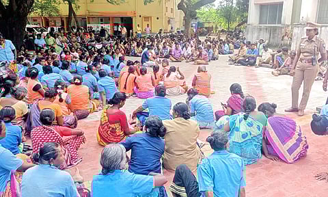 நெல்லை மாநகராட்சி அலுவலகத்தில் தூய்மை பணியாளர்கள் முற்றுகை போராட்டம்