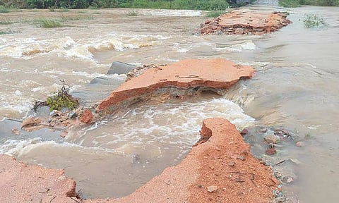 பள்ளிப்பட்டில் தரைப்பாலம் உடைந்தது- 10 கிராமங்கள் துண்டிப்பு