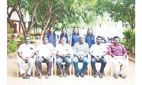 சாதனை படைத்த பள்ளி மாணவிகளை படத்தில் காணலாம்.