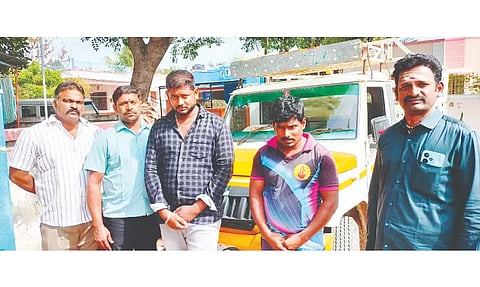 கைது செய்யப்பட்ட வாலிபர்களை படத்தில் காணலாம்.